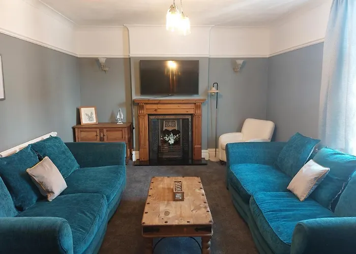 Llandudno Apartment, Quirky Pub With Tropical Beer Garden