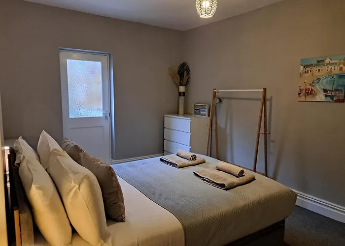 Llandudno Apartment, Quirky Pub With Tropical Beer Garden