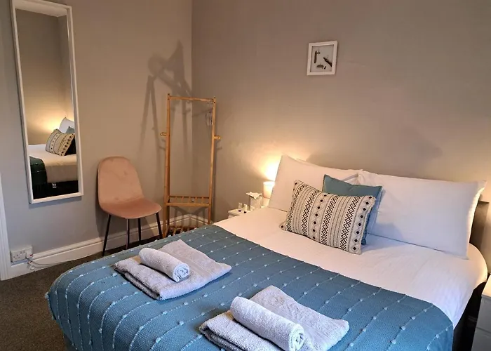 Llandudno Apartment, Quirky Pub With Tropical Beer Garden