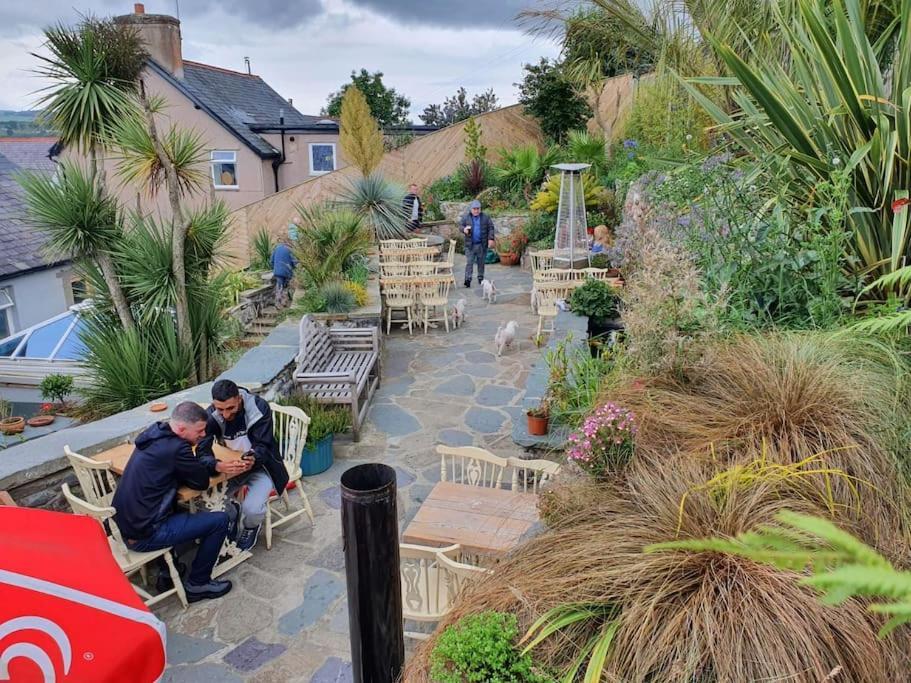 Apartment, Quirky Pub With Tropical Beer Garden * Llandudno