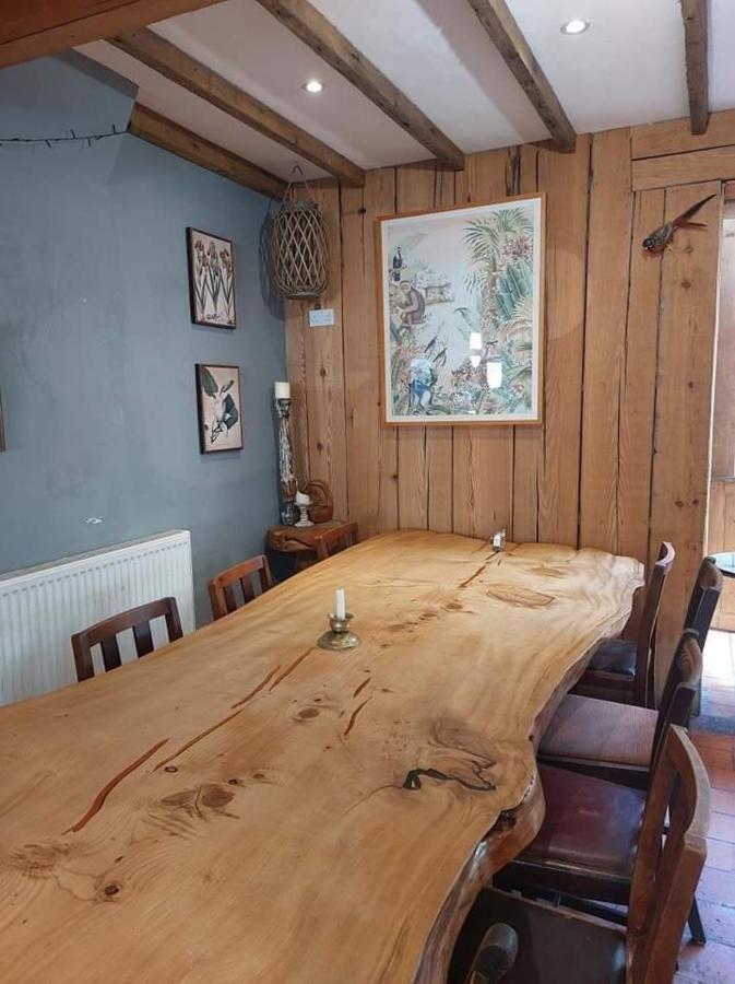Apartment Apartment, Quirky Pub With Tropical Beer Garden *