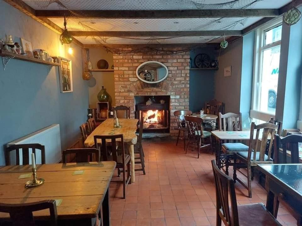 Apartment Apartment, Quirky Pub With Tropical Beer Garden *