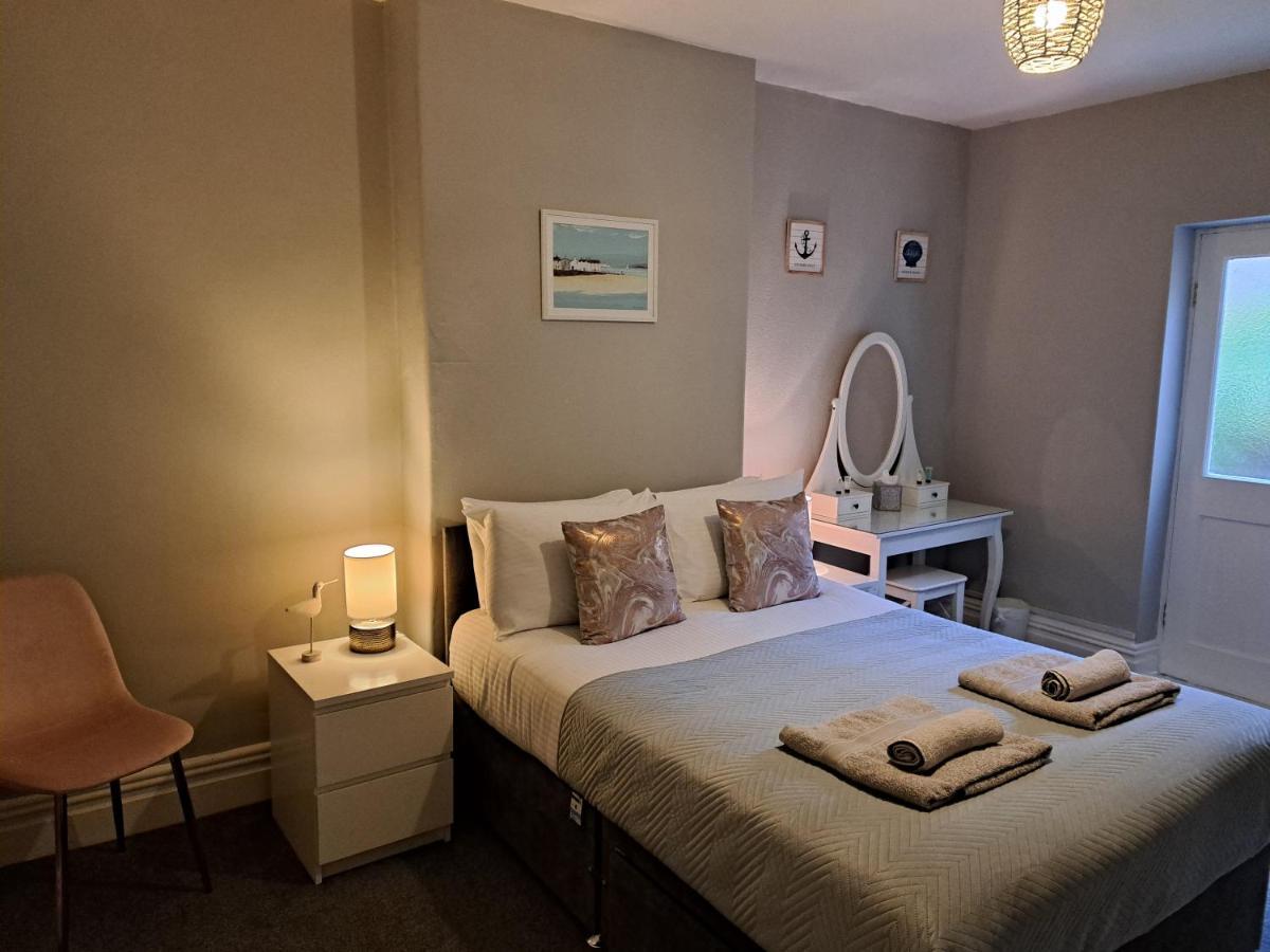 Apartment, Quirky Pub With Tropical Beer Garden * Llandudno